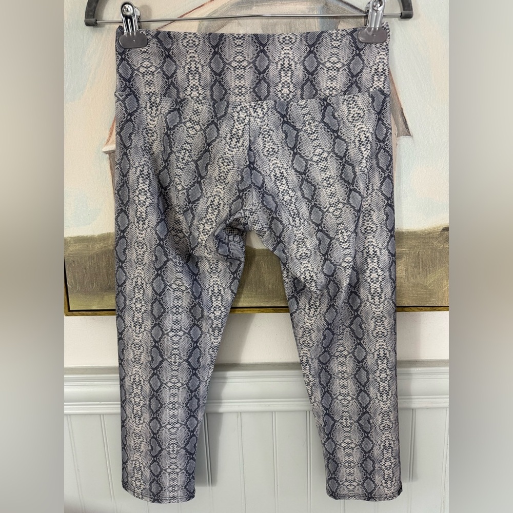 ONZIE‎ Gray & White Cropped Snake Print Leggings Size Medium - Picture 7 of 9